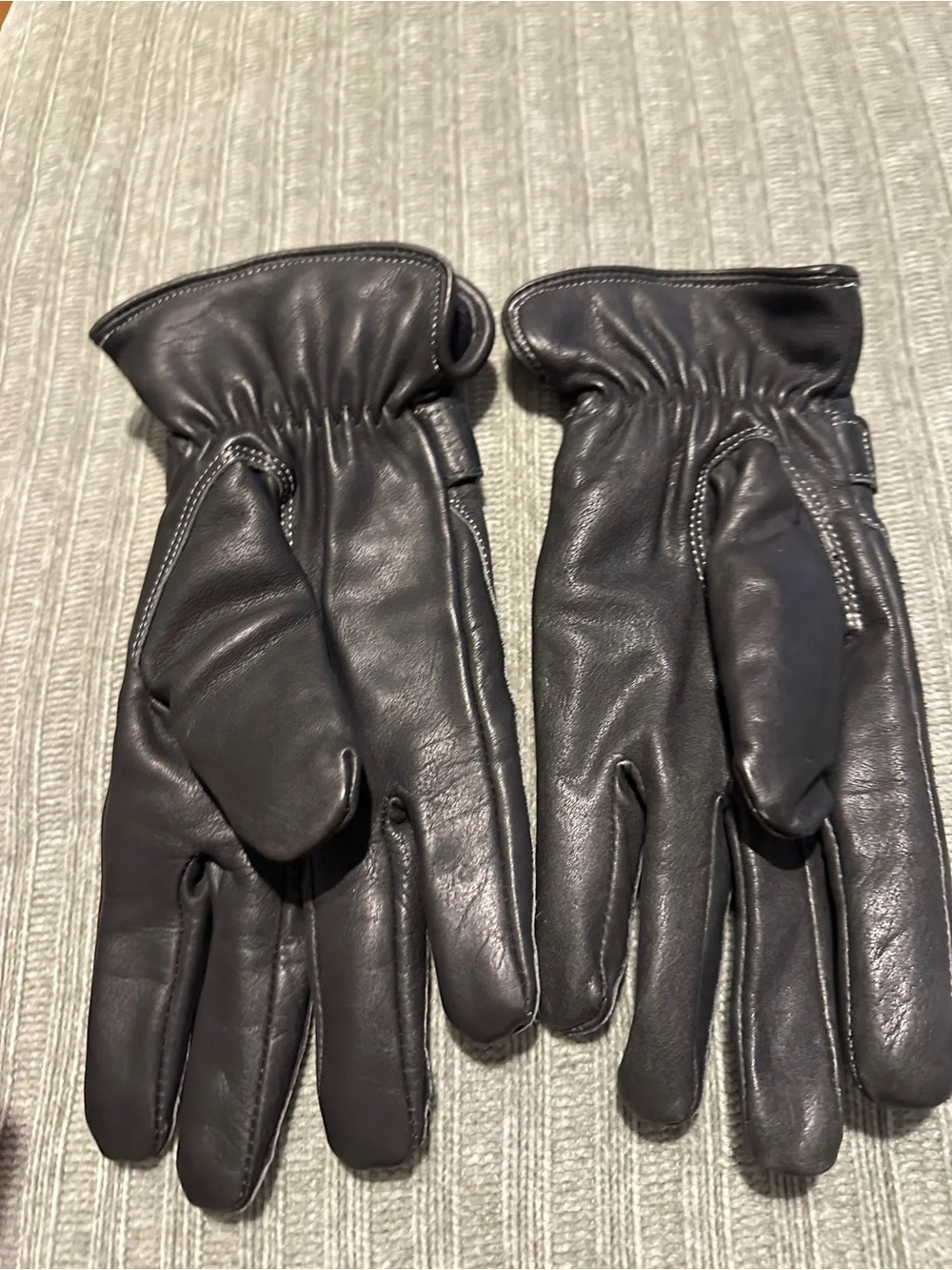 Black Leather Women's Gloves with Contrast Stitching